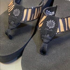 Yellow Box Lereen platform flip-flops in size 7.5